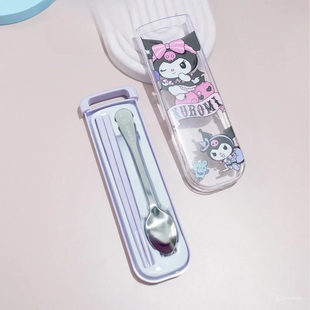 Alat Set Makan Sanrio 3in1 - KUROMI UNGU (Sendok + Garpu + Sumpit) / Alat Makan Stainless With Case Alat Set Makan Sanrio 3in1 - KUROMI UNGU (Sendok + Garpu + Sumpit) / Alat Makan Stainless With Case