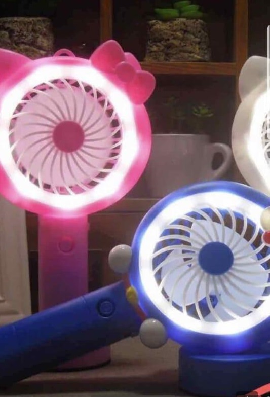 Kipas Genggam Tancap LED Karakter (Hellokitty/Doraemon)