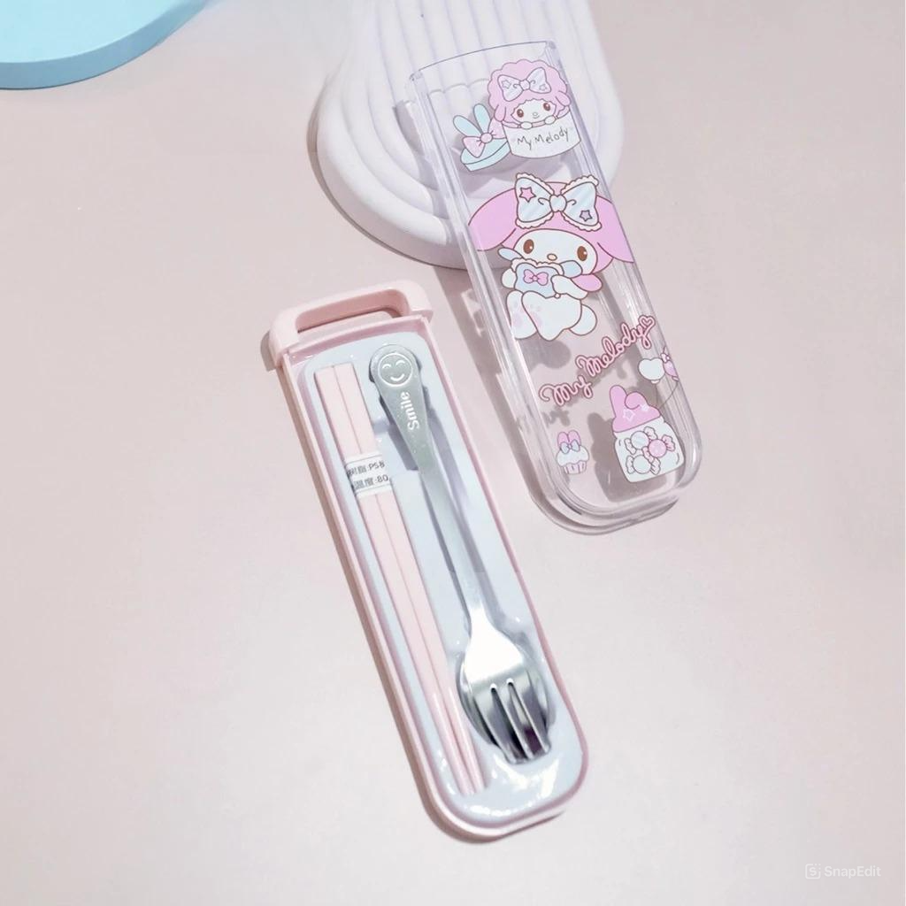 Alat Set Makan Sanrio 3in1 - MY MELODY PINK (Sendok + Garpu + Sumpit) / Alat Makan Stainless With Case Alat Set Makan Sanrio 3in1 - MY MELODY PINK (Sendok + Garpu + Sumpit) / Alat Makan Stainless With Case