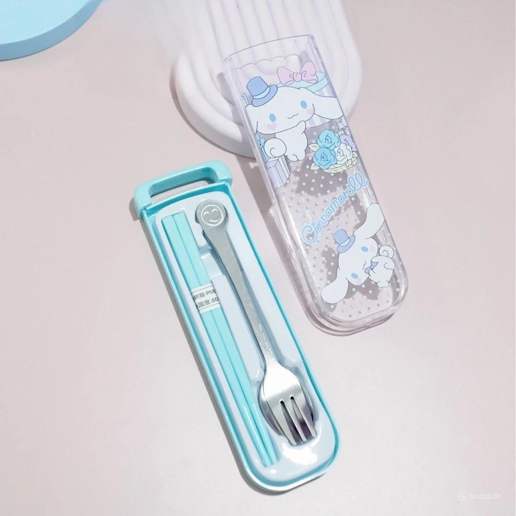 Alat Set Makan Sanrio 3in1 - CINNAMOROLL TOSCA (Sendok + Garpu + Sumpit) / Alat Makan Stainless With Case Alat Set Makan Sanrio 3in1 - CINNAMOROLL TOSCA (Sendok + Garpu + Sumpit) / Alat Makan Stainless With Case